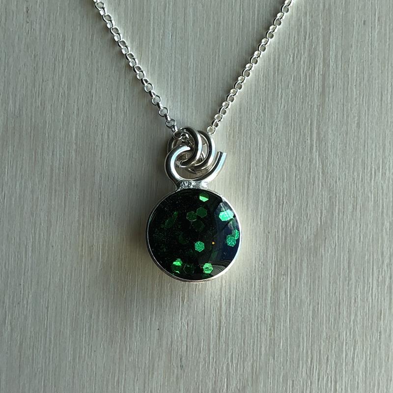 STERLING GLITTER RESIN NECKLACE: EMERALD GREEN,MORGAN MCGEEHAN,EMERALD RES NECK LF