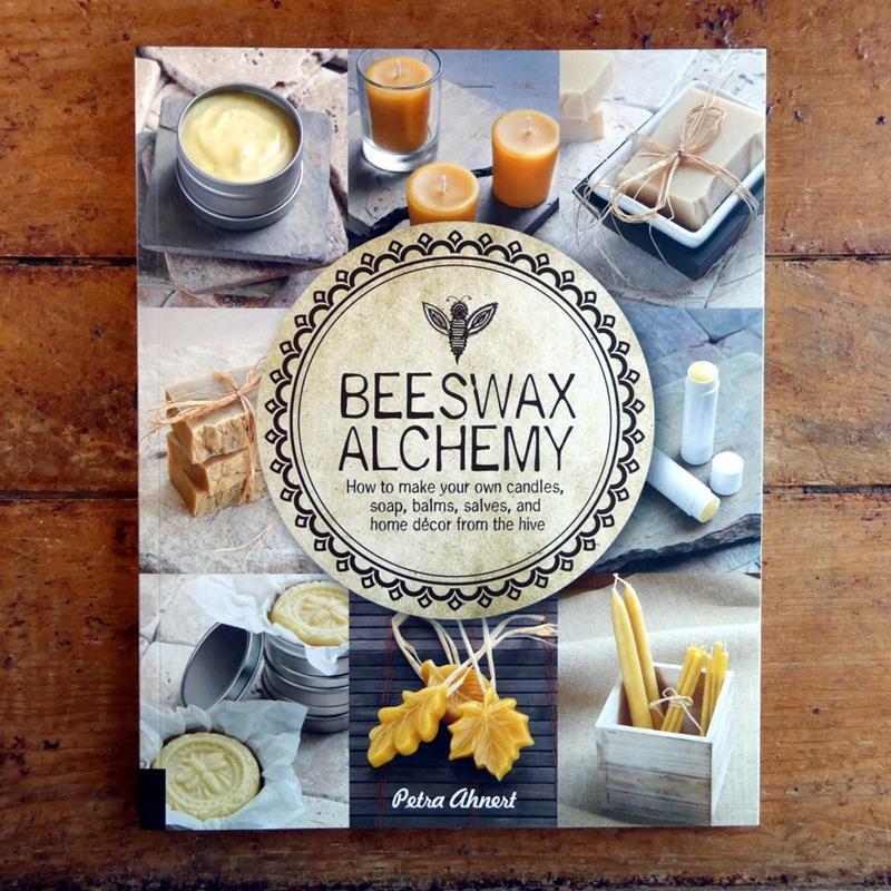 BEESWAX ALCHEMY: HOW TO MAKE YOUR OWN SOAP, CANDLES, BALMS,QUARTO,9781592539796