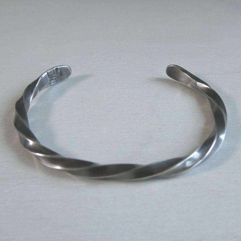 TWISTED CUFF BRACELET: STERLING SILVER,DMG DESIGNS,TWIST CUFF SM ST SIL
