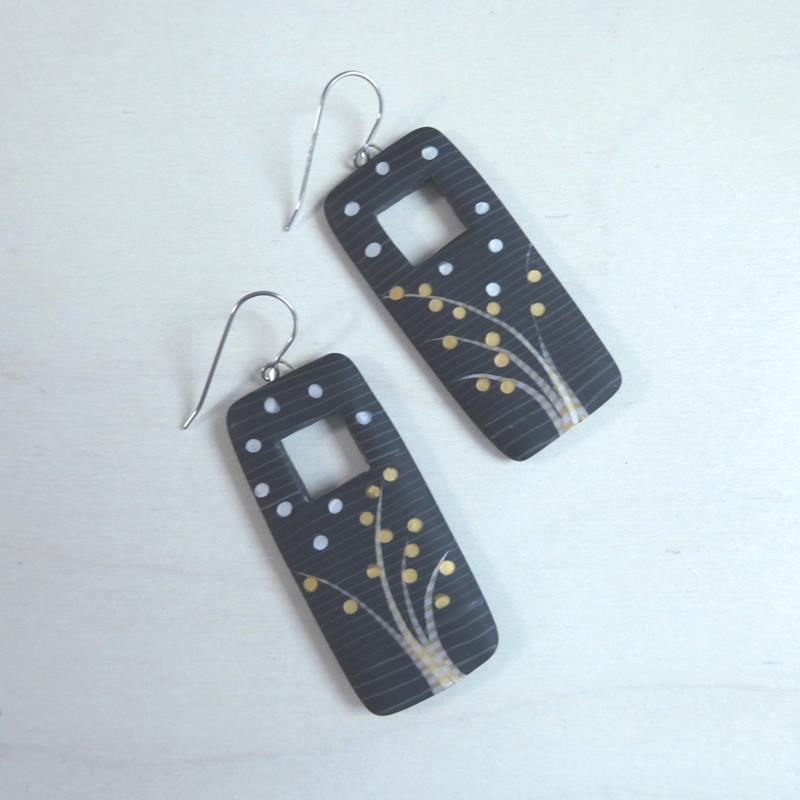 RECTANGULAR WINDOW EARRINGS: BLACK AND PEARL,BONNIE BISHOFF,RECT WIND BLACKPEARL