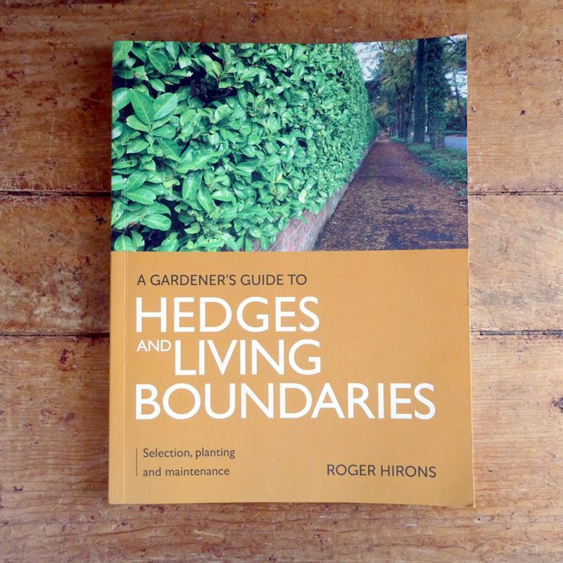 A GARDENER'S GUIDE TO LIVING HEDGES AND BORDERS,NATIONAL BOOK NETWORK,9780719841255